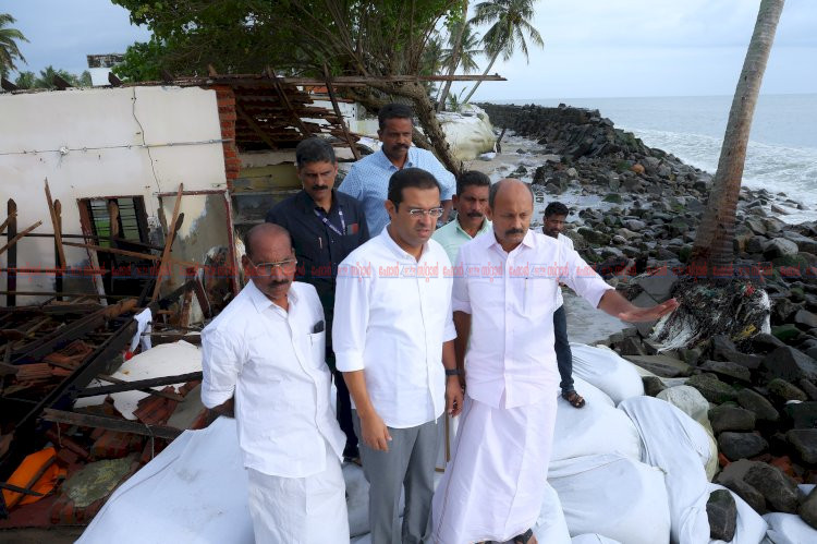 ചെല്ലാനത്ത് കടലാക്രമണ രൂക്ഷം കണ്ണമാലി മേഖല സന്ദർശിച്ച് മന്ത്രി റോജി എം. ജോൺ