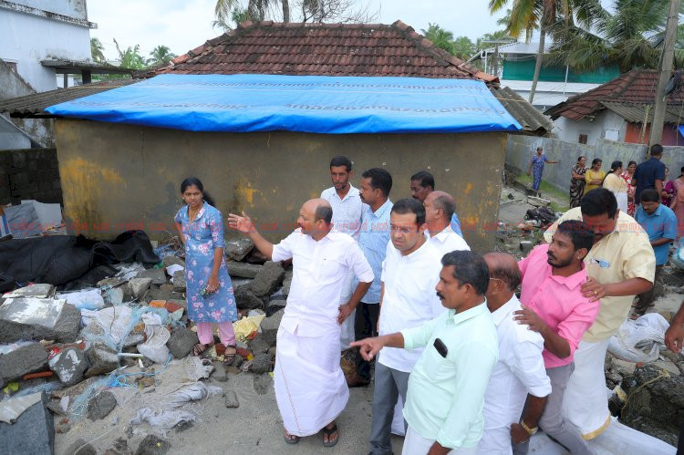 ചെല്ലാനത്ത് കടലാക്രമണ രൂക്ഷം കണ്ണമാലി മേഖല സന്ദർശിച്ച് മന്ത്രി റോജി എം. ജോൺ