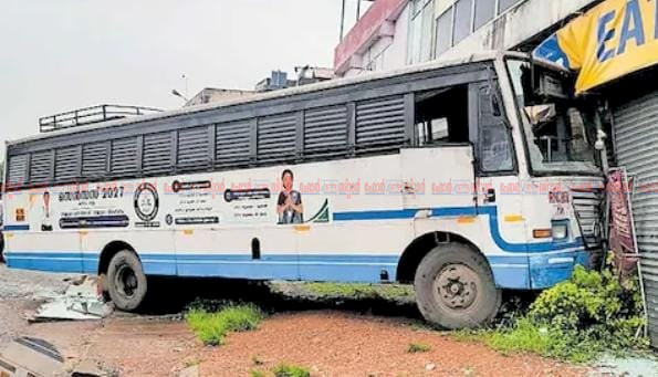 പുതുക്കാട്ട് കെഎസ്ആർടിസി ബസ് കടയിലേക്ക് പാഞ്ഞുകയറി വഴിയാത്രക്കാരി മരിച്ചു