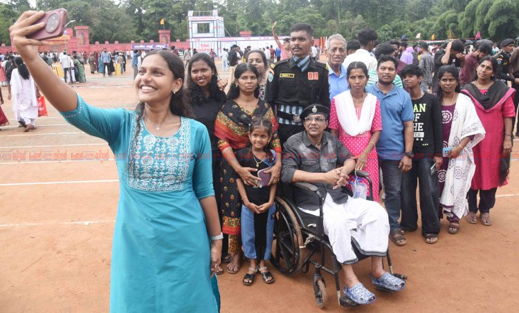 വൈകാരിക നിമിഷം വീൽചെയറിലെത്തി അച്ഛൻ, മകൻ പൊലീസിലേക്ക് ഐ.ആർ.ബി പരേഡ് ഗ്രൗണ്ടിൽ കണ്ണുനിറച്ച് ഒരു കാഴ്ച