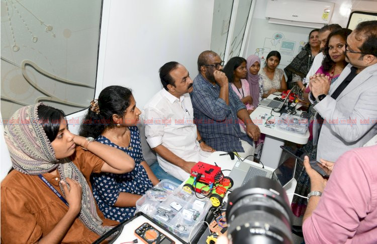 ലാബ് ഓൺ വീൽസ് പദ്ധതിക്ക് തുടക്കം മുഖ്യമന്ത്രി വി ഡി സതീശൻ ഫ്ലാഗ്ഓഫ് ചെയ്തു
