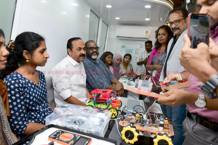 ലാബ് ഓൺ വീൽസ് പദ്ധതിക്ക് തുടക്കം മുഖ്യമന്ത്രി വി ഡി സതീശൻ ഫ്ലാഗ്ഓഫ് ചെയ്തു