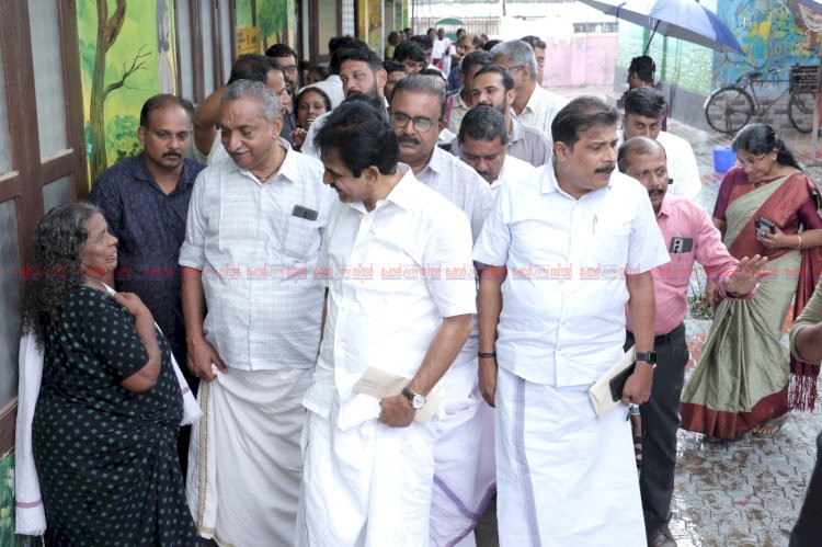 മന്ത്രി എം. ലിജുവും കെ.സി. വേണുഗോപാലും ദുരിതാശ്വാസ ക്യാമ്പുകൾ സന്ദർശിച്ചു