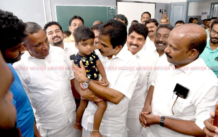 ദുരിതബാധിതർക്ക് ആശ്വാസവുമായി മന്ത്രിമാരായ എം. ലിജുവും ടി. സിദ്ദിഖും കെ.സി. വേണുഗോപാൽ എം പിയും കുട്ടനാട്ടിൽ