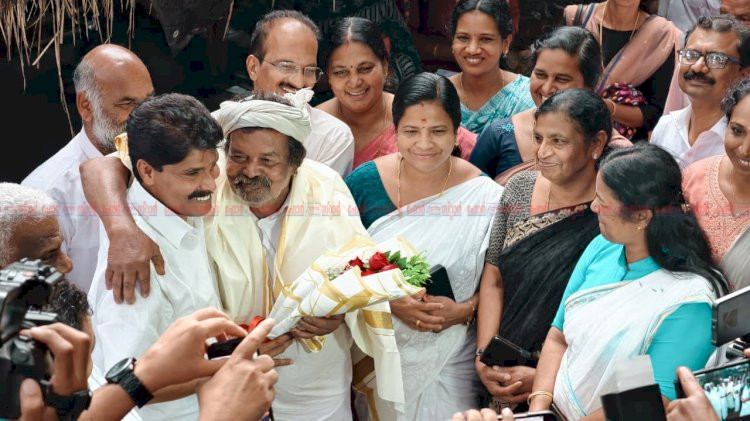 പ്രഥമ ഉമ്മൻചാണ്ടി പുരസ്കാരം നേടിയ ചെറുവയൽ രാമനെ വസതിയിലെത്തി ആദരിച്ച് മന്ത്രി ടി. സിദ്ദീഖ്