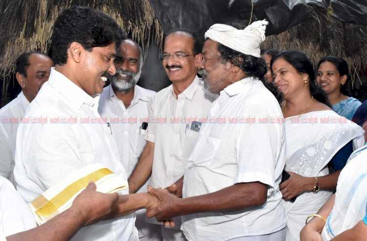 പ്രഥമ ഉമ്മൻചാണ്ടി പുരസ്കാരം നേടിയ ചെറുവയൽ രാമനെ വസതിയിലെത്തി ആദരിച്ച് മന്ത്രി ടി. സിദ്ദീഖ്