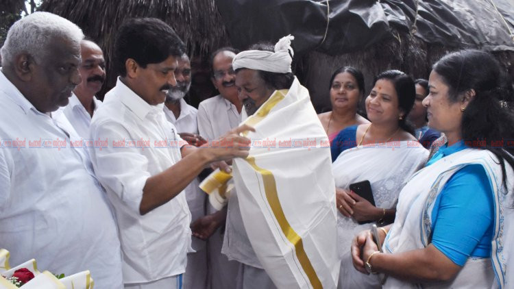 പ്രഥമ ഉമ്മൻചാണ്ടി പുരസ്കാരം നേടിയ ചെറുവയൽ രാമനെ വസതിയിലെത്തി ആദരിച്ച് മന്ത്രി ടി. സിദ്ദീഖ്