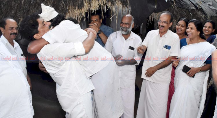 പ്രഥമ ഉമ്മൻചാണ്ടി പുരസ്കാരം നേടിയ ചെറുവയൽ രാമനെ വസതിയിലെത്തി ആദരിച്ച് മന്ത്രി ടി. സിദ്ദീഖ്