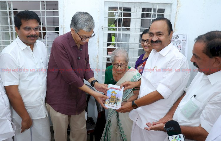 ഡോ. എം. ലീലാവതിയുടെ ഭാരതാലോകം മുഖ്യമന്ത്രി വി.ഡി. സതീശൻ പ്രകാശനം ചെയ്തു