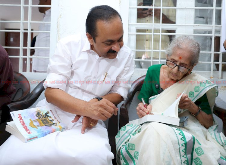 ഡോ. എം. ലീലാവതിയുടെ ഭാരതാലോകം മുഖ്യമന്ത്രി വി.ഡി. സതീശൻ പ്രകാശനം ചെയ്തു