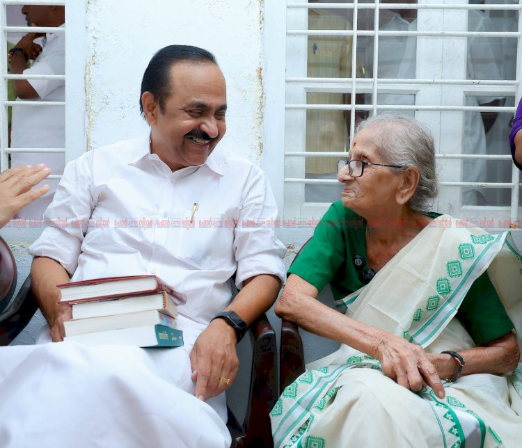 ഡോ. എം. ലീലാവതിയുടെ ഭാരതാലോകം മുഖ്യമന്ത്രി വി.ഡി. സതീശൻ പ്രകാശനം ചെയ്തു