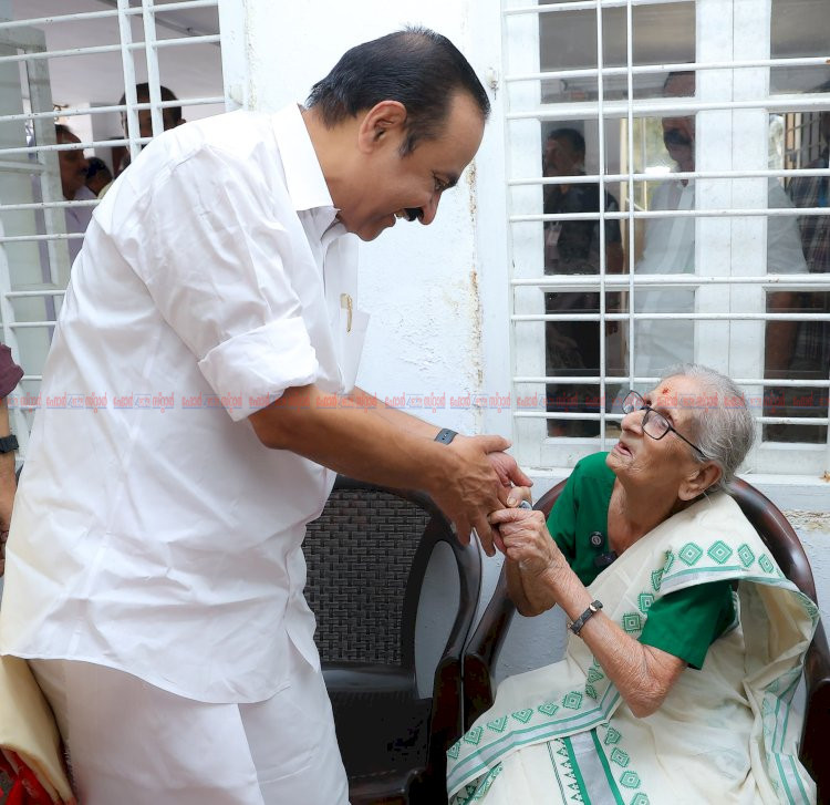 ഡോ. എം. ലീലാവതിയുടെ ഭാരതാലോകം മുഖ്യമന്ത്രി വി.ഡി. സതീശൻ പ്രകാശനം ചെയ്തു
