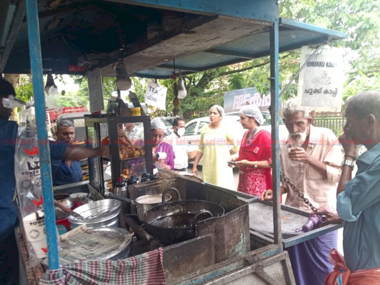 ശുചിത്വമില്ല, ഹെൽത്ത് കാർഡുമില്ല പഴകിയ പാലും നിരോധിത നിറങ്ങളും 6 കടകളിൽ വീഴ്ച, പിഴ ഈടാക്കി