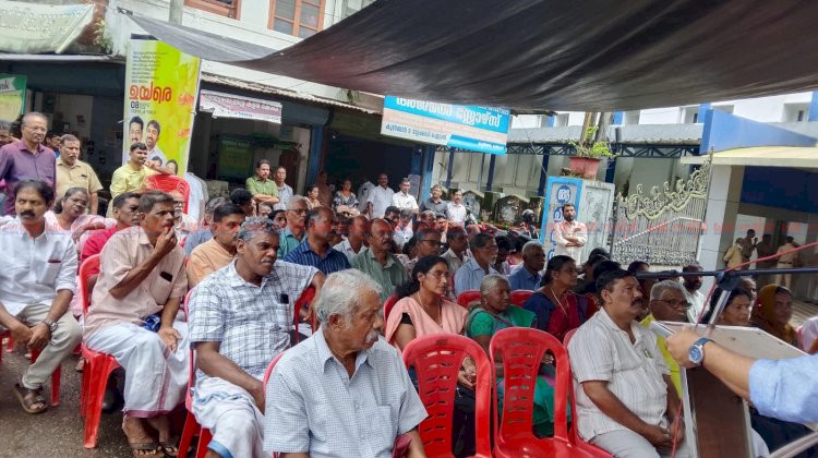 വികസനം സ്തംഭിച്ചു, വാഗ്ദാനങ്ങൾ ജലരേഖ മൂവാറ്റുപുഴ നഗരസഭയിലേക്ക് എൽ.ഡി.എഫ് മാർച്ച്