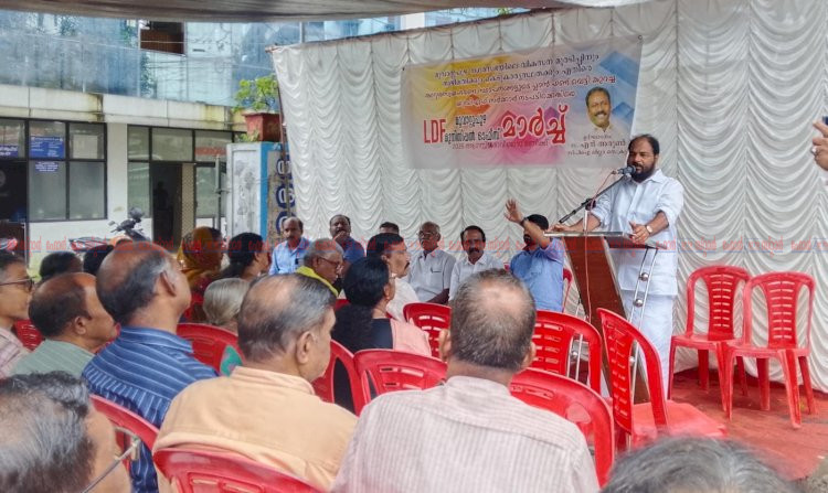 വികസനം സ്തംഭിച്ചു, വാഗ്ദാനങ്ങൾ ജലരേഖ മൂവാറ്റുപുഴ നഗരസഭയിലേക്ക് എൽ.ഡി.എഫ് മാർച്ച്