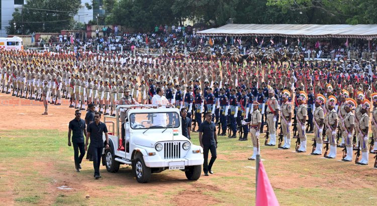 ആവേശമായി 80 ാം സ്വാതന്ത്ര്യദിനം മുഖ്യമന്ത്രി വി.ഡി. സതീശൻ പരേഡ് അഭിവാദ്യം സ്വീകരിച്ചു