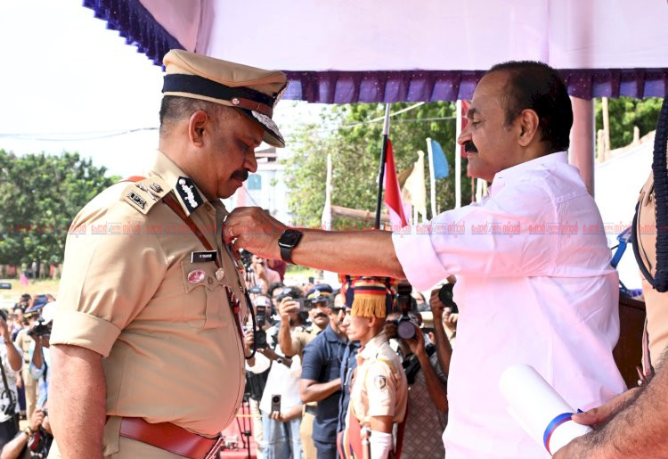 ആവേശമായി 80 ാം സ്വാതന്ത്ര്യദിനം മുഖ്യമന്ത്രി വി.ഡി. സതീശൻ പരേഡ് അഭിവാദ്യം സ്വീകരിച്ചു