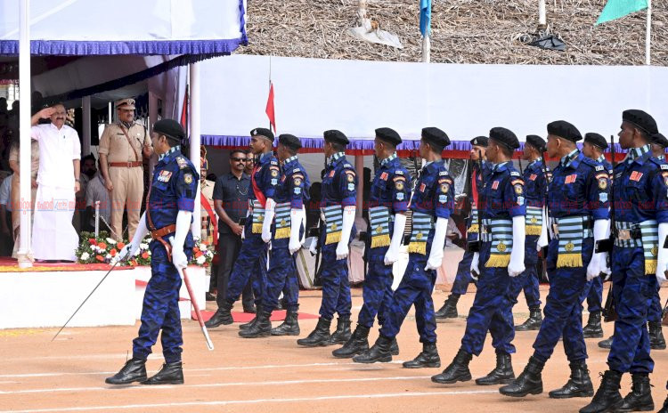 ആവേശമായി 80 ാം സ്വാതന്ത്ര്യദിനം മുഖ്യമന്ത്രി വി.ഡി. സതീശൻ പരേഡ് അഭിവാദ്യം സ്വീകരിച്ചു