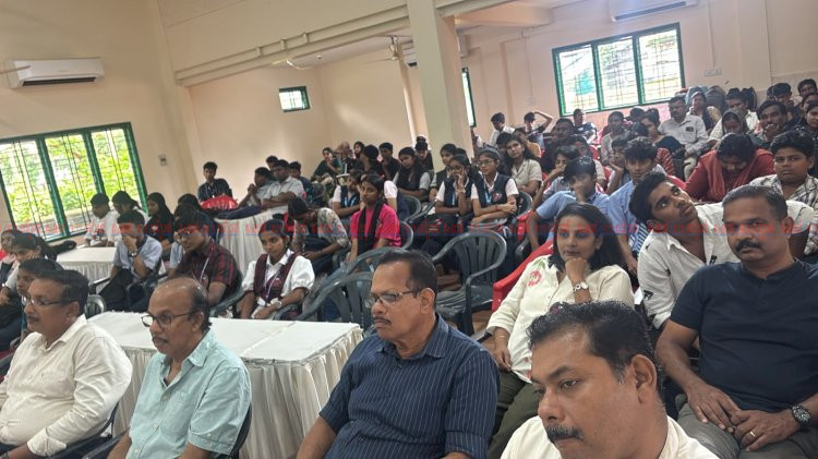 45 സ്കൂളുകൾ മാറ്റുരച്ച ആവേശപ്പോരാട്ടം റോട്ടറി ഫ്രീഡം ക്വിസ് കിരീടം മൂവാറ്റുപുഴ നിർമ്മലയ്ക്ക്