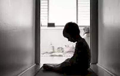 മുറിയിൽ പൂട്ടിയിട്ട് മുളകുപൊടിയും ഈർക്കിലും 12 വയസ്സുകാരന് നേരിടേണ്ടി വന്നത് സങ്കൽപ്പിക്കാനാവാത്ത പീഡനം