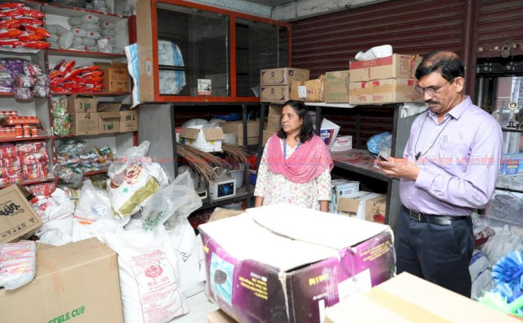 കരിഞ്ചന്തയും പൂഴ്ത്തിവെപ്പും തടയാൻ കളക്ടർ നേരിട്ടിറങ്ങി 16 കടകളിൽ പരിശോധന, മൂന്നിടത്ത് ക്രമക്കേട്