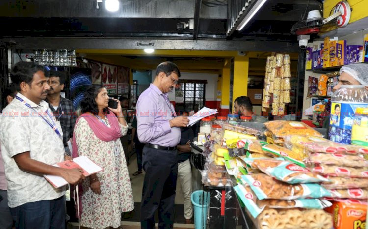 കരിഞ്ചന്തയും പൂഴ്ത്തിവെപ്പും തടയാൻ കളക്ടർ നേരിട്ടിറങ്ങി 16 കടകളിൽ പരിശോധന, മൂന്നിടത്ത് ക്രമക്കേട്