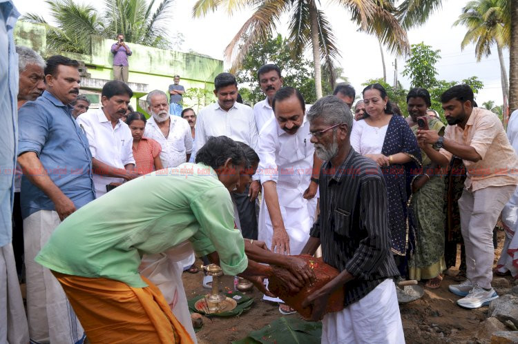 പറവൂരിൽ 5 കുടുംബങ്ങൾക്ക് വീടൊരുങ്ങുന്നു ശിലാസ്ഥാപനം നടത്തി മുഖ്യമന്ത്രി വി. ഡി. സതീശൻ