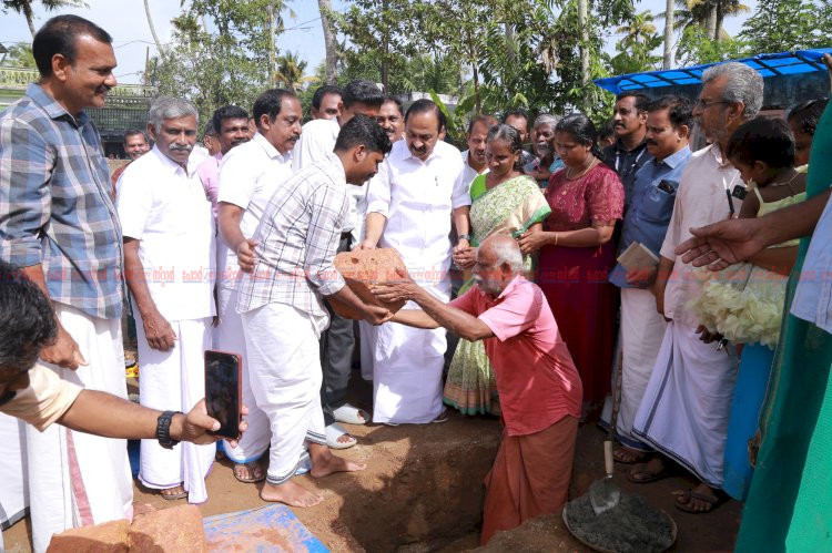 പറവൂരിൽ 5 കുടുംബങ്ങൾക്ക് വീടൊരുങ്ങുന്നു ശിലാസ്ഥാപനം നടത്തി മുഖ്യമന്ത്രി വി. ഡി. സതീശൻ