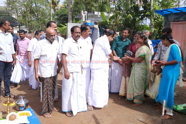 പറവൂരിൽ 5 കുടുംബങ്ങൾക്ക് വീടൊരുങ്ങുന്നു ശിലാസ്ഥാപനം നടത്തി മുഖ്യമന്ത്രി വി. ഡി. സതീശൻ