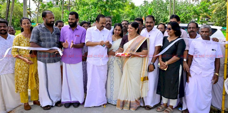 പറവൂർ വടക്കേക്കരയിൽ ചാമ്പുശേരി റോഡ് നാടിന് സമർപ്പിച്ചു മുഖ്യമന്ത്രി വി.ഡി. സതീശൻ