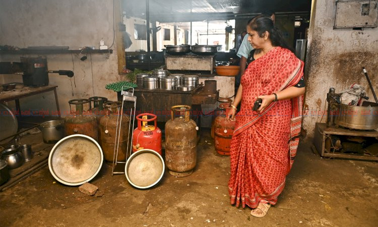 ഓണം വിപണി പരിശോധന 8 സ്ഥാപനങ്ങളിൽ ക്രമക്കേട് ഗാർഹിക ഗ്യാസ് സിലിണ്ടറുകൾ പിടിച്ചെടുത്തു