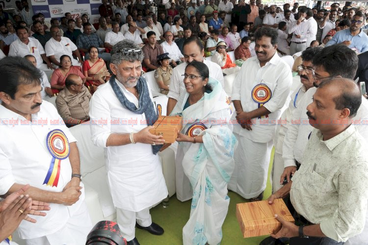 72 ാമത് നെഹ്റു ട്രോഫി വള്ളംകളി മുഖ്യമന്ത്രി ഉദ്ഘാടനം ചെയ്തു ഫൈനൽ പോരാട്ടത്തിന് ചുണ്ടൻ വള്ളങ്ങൾ തയ്യാർ