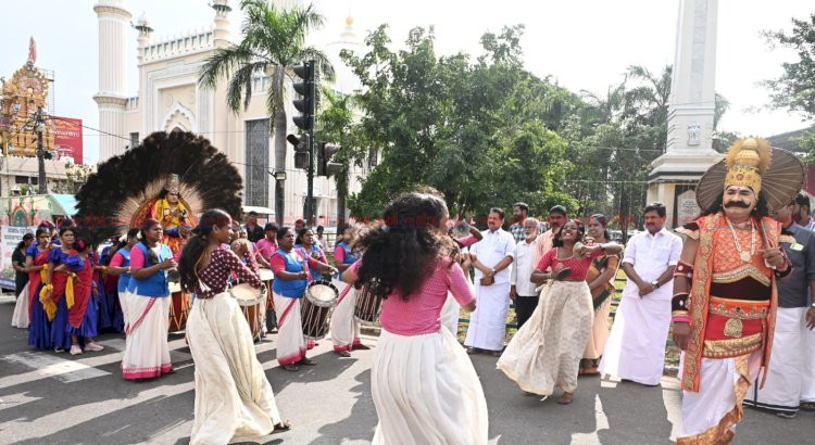 ഓണം വാരാഘോഷത്തിന് തിരിതെളിഞ്ഞു കനകക്കുന്നിൽ ഓണപ്പതാക ഉയർത്തി മന്ത്രി പി.സി. വിഷ്ണുനാഥ്
