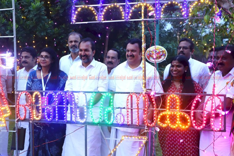 നഗരവീഥികളെ പ്രകാശപൂരിതമാക്കി ദീപാലങ്കാരം മന്ത്രി കെ. മുരളീധരൻ ഉദ്ഘാടനം ചെയ്തു