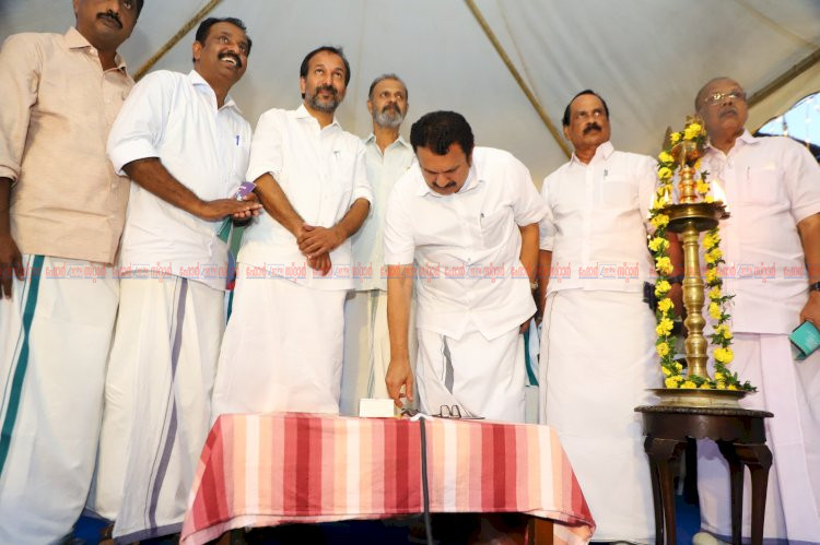 നഗരവീഥികളെ പ്രകാശപൂരിതമാക്കി ദീപാലങ്കാരം മന്ത്രി കെ. മുരളീധരൻ ഉദ്ഘാടനം ചെയ്തു