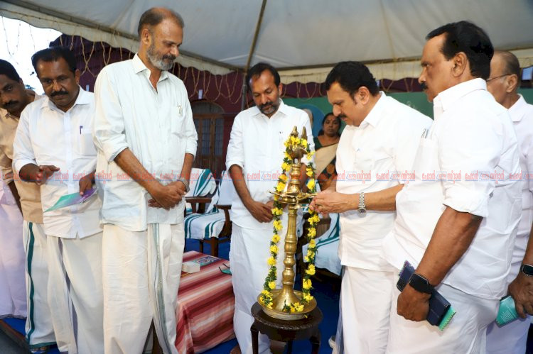 നഗരവീഥികളെ പ്രകാശപൂരിതമാക്കി ദീപാലങ്കാരം മന്ത്രി കെ. മുരളീധരൻ ഉദ്ഘാടനം ചെയ്തു
