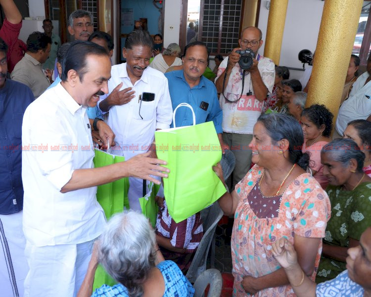 വാക്കുപാലിച്ച് മുഖ്യമന്ത്രി വി.ഡി. സതീശൻ സ്നേഹാലയത്തിലെ അമ്മമാർക്ക് ഓണക്കോടി സമ്മാനിച്ചു