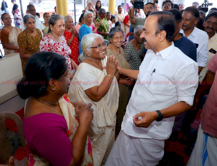 വാക്കുപാലിച്ച് മുഖ്യമന്ത്രി വി.ഡി. സതീശൻ സ്നേഹാലയത്തിലെ അമ്മമാർക്ക് ഓണക്കോടി സമ്മാനിച്ചു