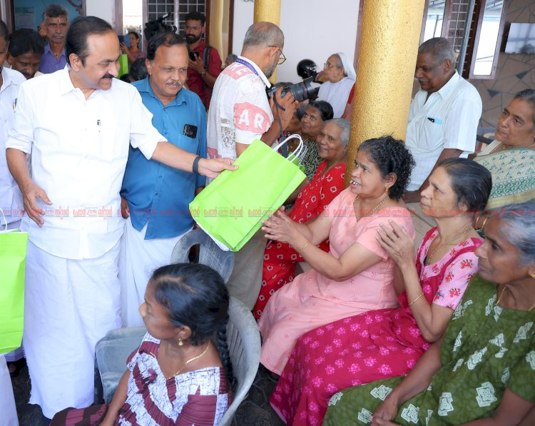 വാക്കുപാലിച്ച് മുഖ്യമന്ത്രി വി.ഡി. സതീശൻ സ്നേഹാലയത്തിലെ അമ്മമാർക്ക് ഓണക്കോടി സമ്മാനിച്ചു
