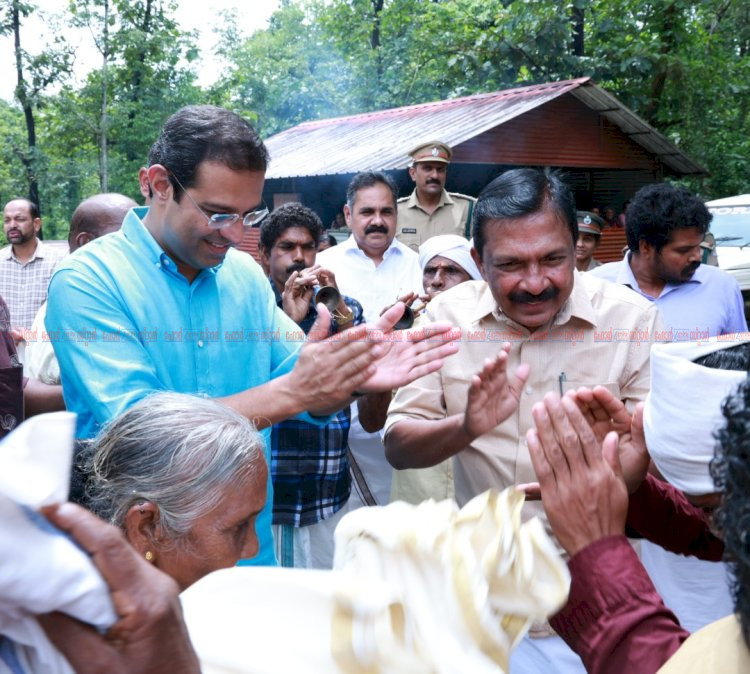 ആദിവാസി സഹോദരങ്ങൾക്കൊപ്പം സദ്യയും നൃത്തച്ചുവടുകളുമായി മന്ത്രിയും എംഎൽഎയും