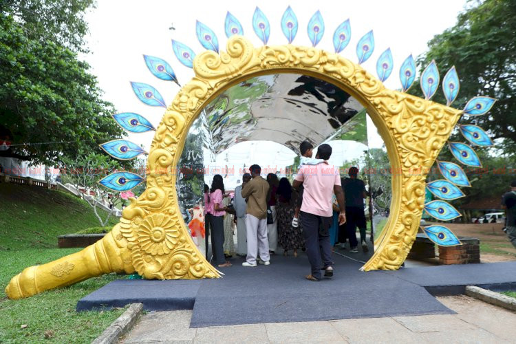 കനകക്കുന്ന് കൊട്ടാരമുറ്റത്ത് കൗതുകമായി വാൽക്കണ്ണാടി