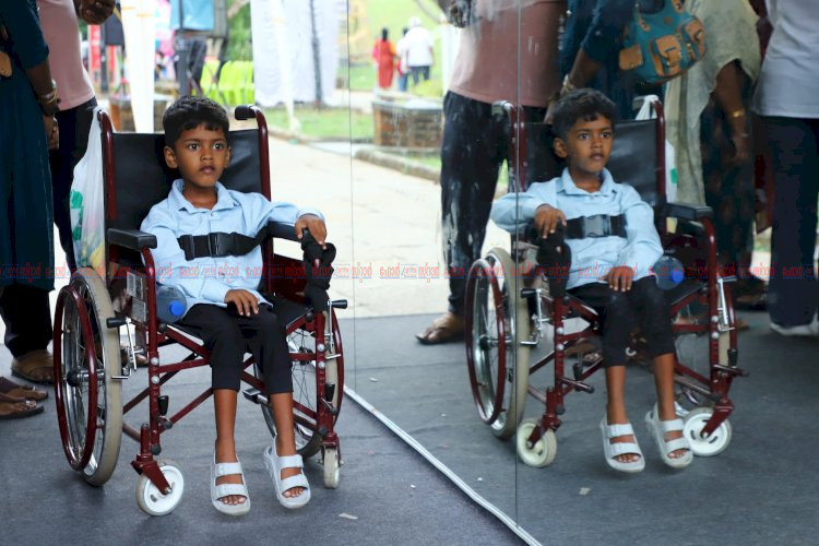 കനകക്കുന്ന് കൊട്ടാരമുറ്റത്ത് കൗതുകമായി വാൽക്കണ്ണാടി