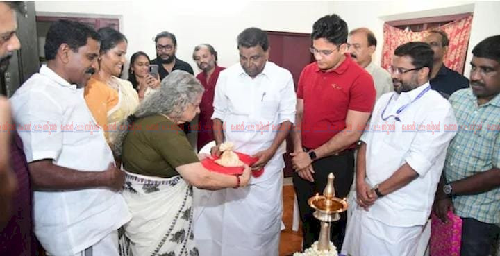 സൗമ്യവതി തമ്പുരാട്ടിക്ക് ഉത്രാടക്കിഴിയും ഓണക്കോടിയും കൈമാറി സ്പീക്കർ തിരുവഞ്ചൂർ രാധാകൃഷ്ണൻ