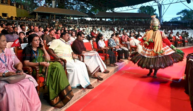 നിശാഗന്ധിയിൽ കാഴ്ചക്കാരുടെ മനംകവർന്ന് കുറിച്ചി നടേശന്റെ അർജ്ജുന നൃത്തം