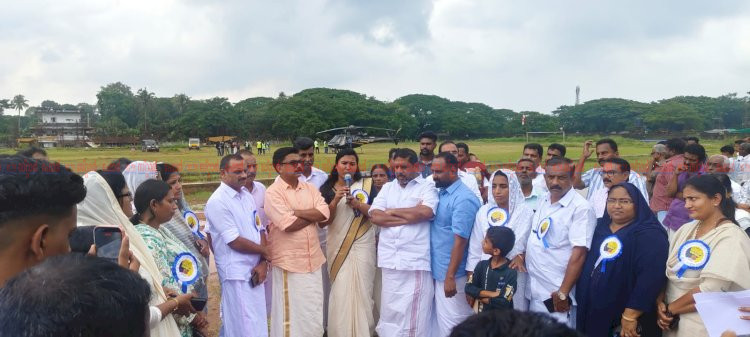 ഓണസമ്മാനമായി ഹെലികോപ്റ്റർ സവാരി ആകാശക്കാഴ്ചകളുടെ വിരുന്നൊരുക്കി മൂവാറ്റുപുഴനഗരസഭ