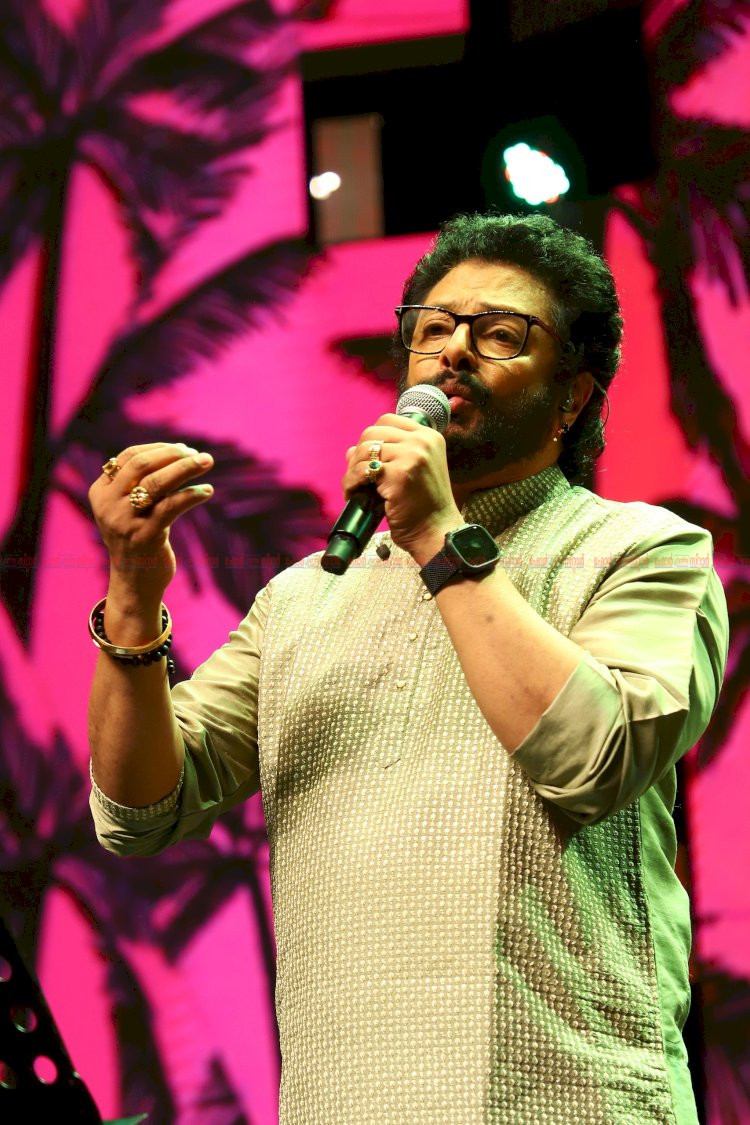 ഓണാഘോഷത്തിൽ പാട്ടിൻ പൂക്കളം തീർത്ത് വിനീത് ശ്രീനിവാസനും മധു ബാലകൃഷ്ണനും