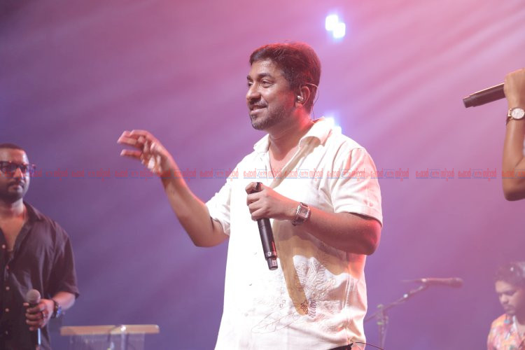 ഓണാഘോഷത്തിൽ പാട്ടിൻ പൂക്കളം തീർത്ത് വിനീത് ശ്രീനിവാസനും മധു ബാലകൃഷ്ണനും