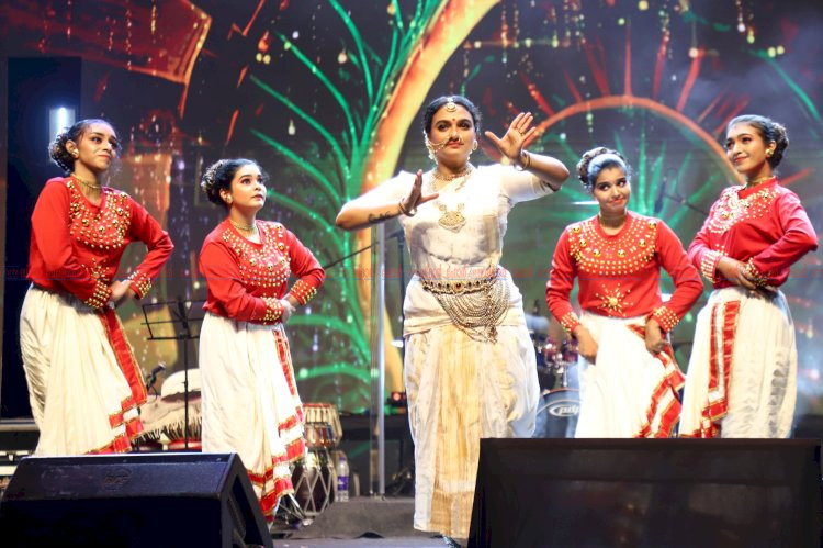 ഓണാഘോഷത്തിൽ പാട്ടിൻ പൂക്കളം തീർത്ത് വിനീത് ശ്രീനിവാസനും മധു ബാലകൃഷ്ണനും
