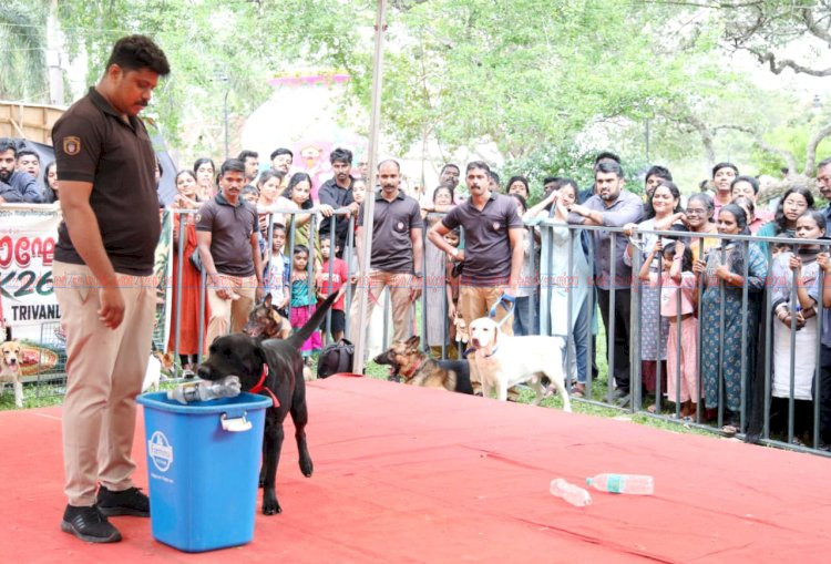 കാണികളെ കൈയിലെടുത്ത് കേരള പോലീസിന്റെ മിടുക്കന്മാർ വിസ്മയമായി ഡോഗ് സ്‌ക്വാഡ് ഷോ