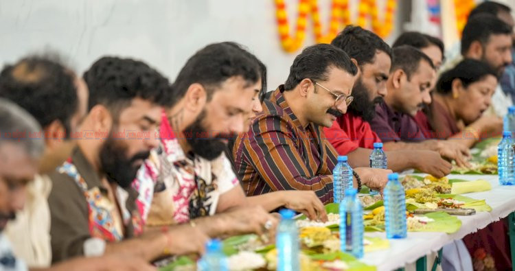 ജയസൂര്യ ചിത്രം മായൻ സെറ്റിൽ ഓണാഘോഷം ആശംസകളുമായി ഡീൻ കുര്യാക്കോസ് എം.പി